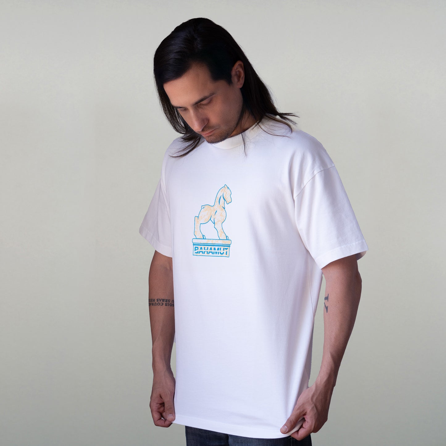 T-shirt "Légende" porté par un model masculin vu de trois quart.