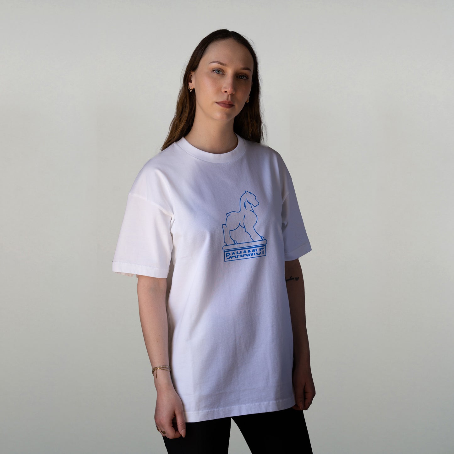 T-shirt "Légende" porté par modèle féminin à moitié dans l'ombre. on voit bien que le logo a perdu sa couleur car il est dans l'ombre