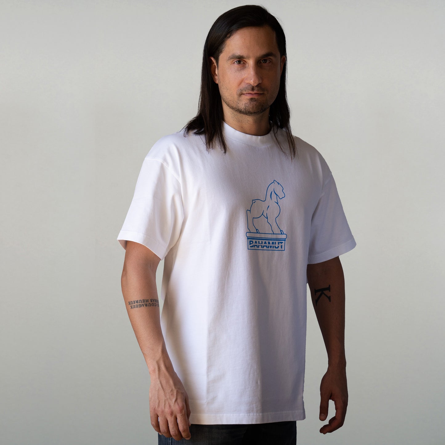 T-shirt "Légende" porté par modèle masculin à moitié dans l'ombre. on voit bien que le logo a perdu sa couleur car il est dans l'ombre