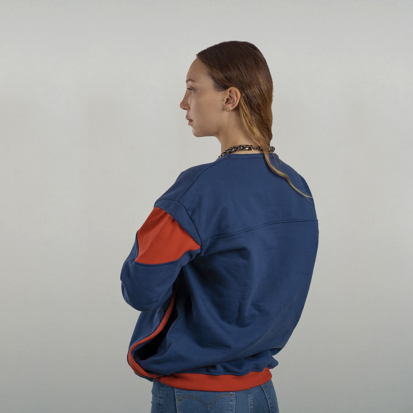 le sweat est porté par un model féminin vu de dos.