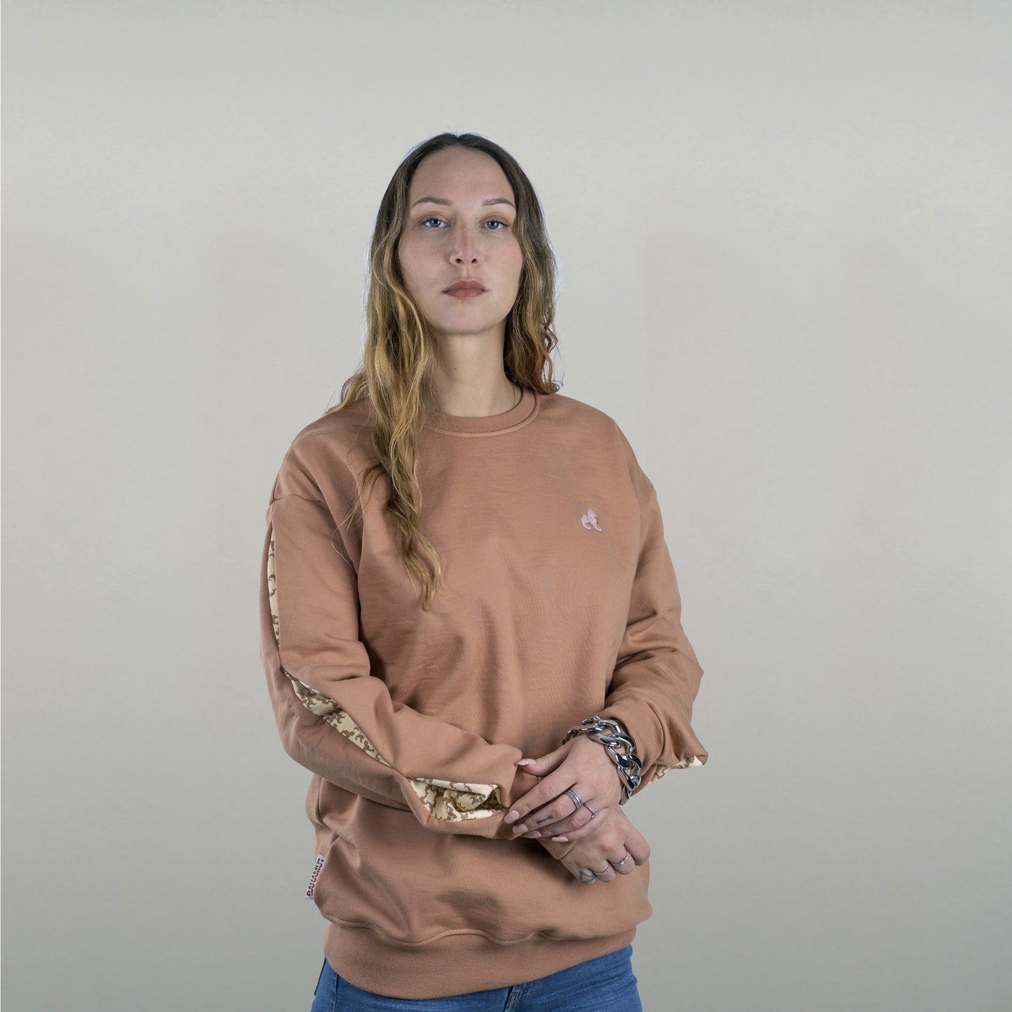 Le sweat est porté par un model féminin vu de face 3/4.