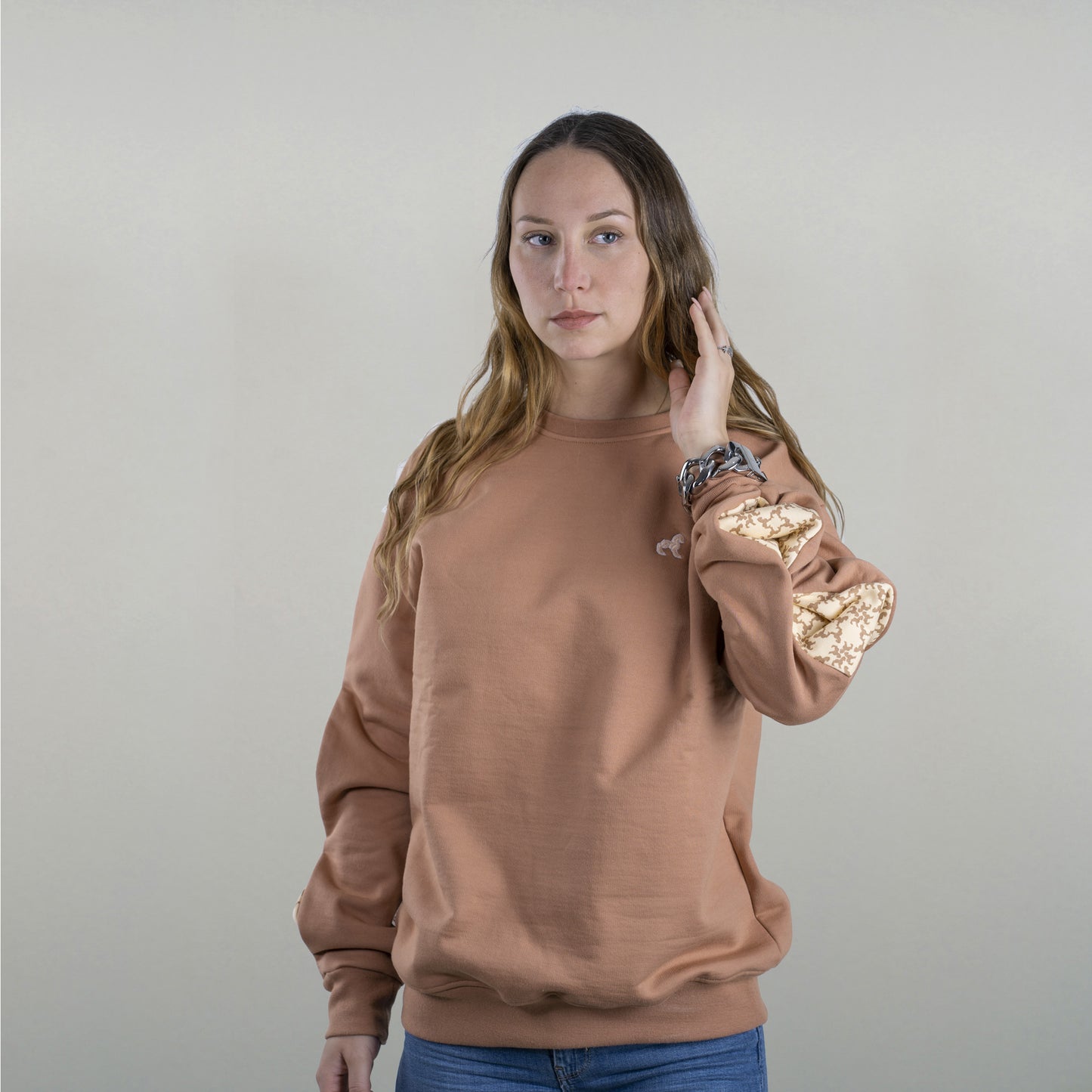 Le sweat est porté par un model féminin vu de face.