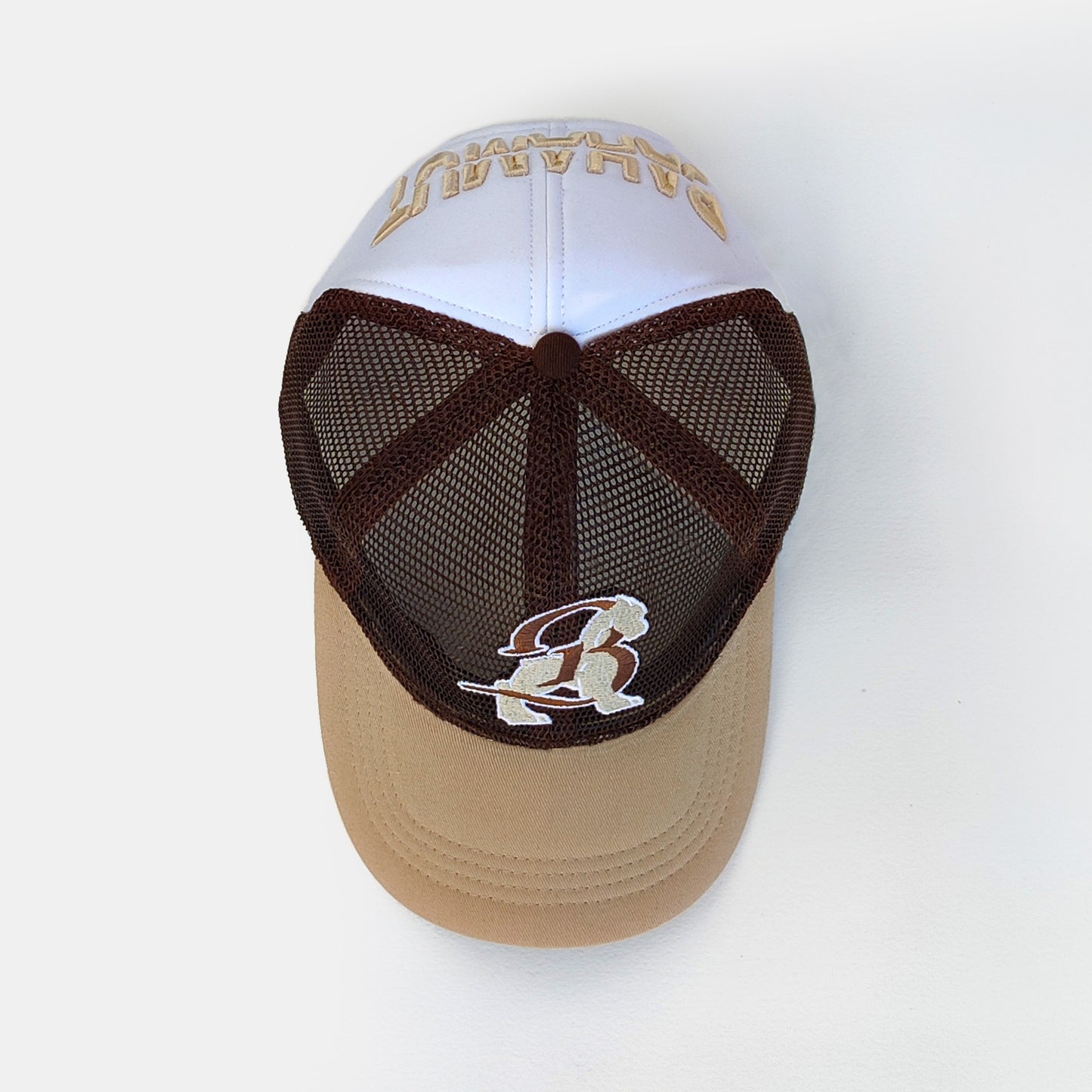 Casquette trucker inversée Bahamut vue de dessus, les deux broderies sont visibles.