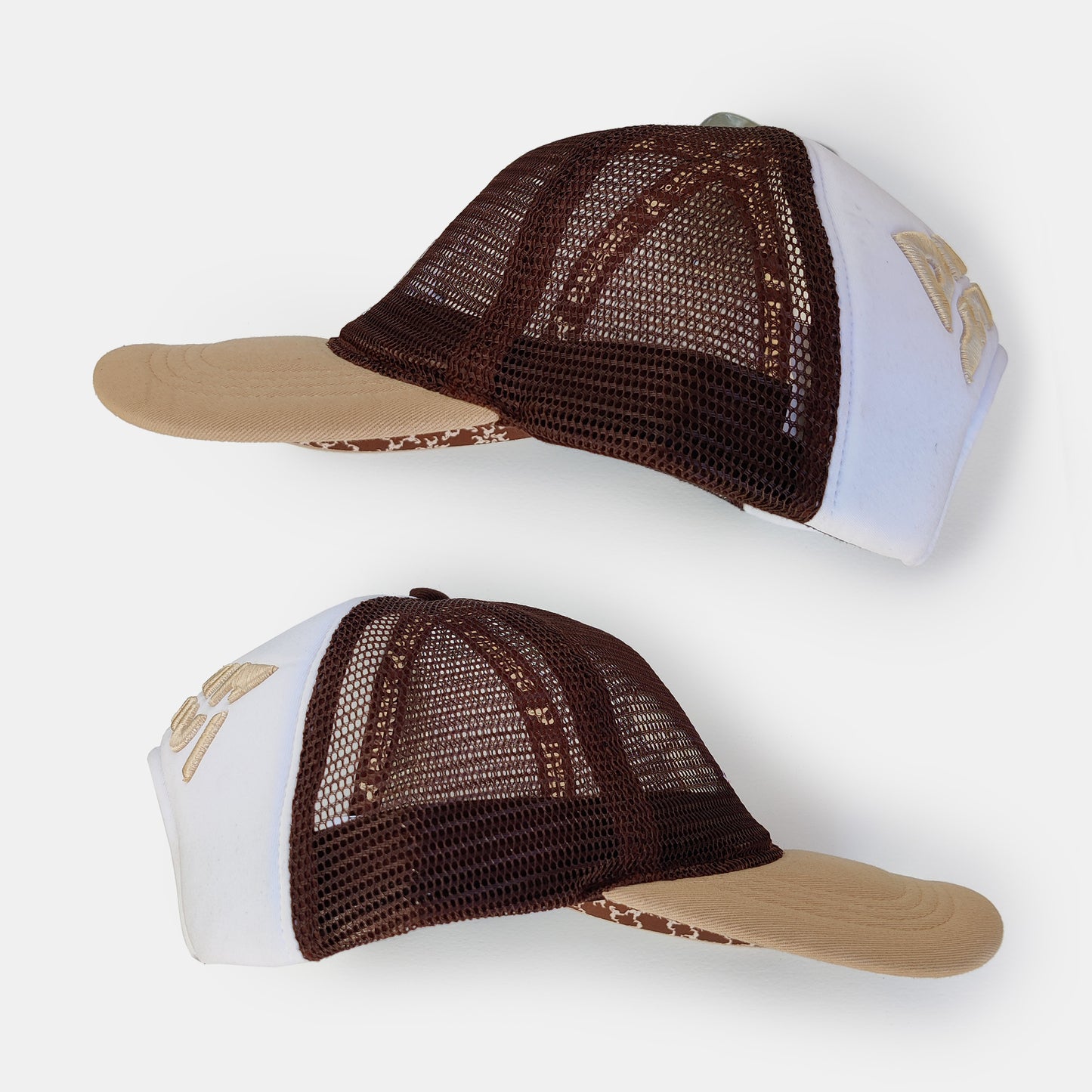 Casquette trucker inversée Bahamut vue des deux profils.