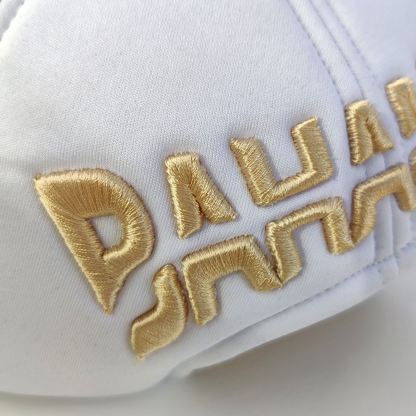 Gros plan sur la broderie en 3D ornant la mousse à l'arrière de la casquette Trucker inversée Bahamut.