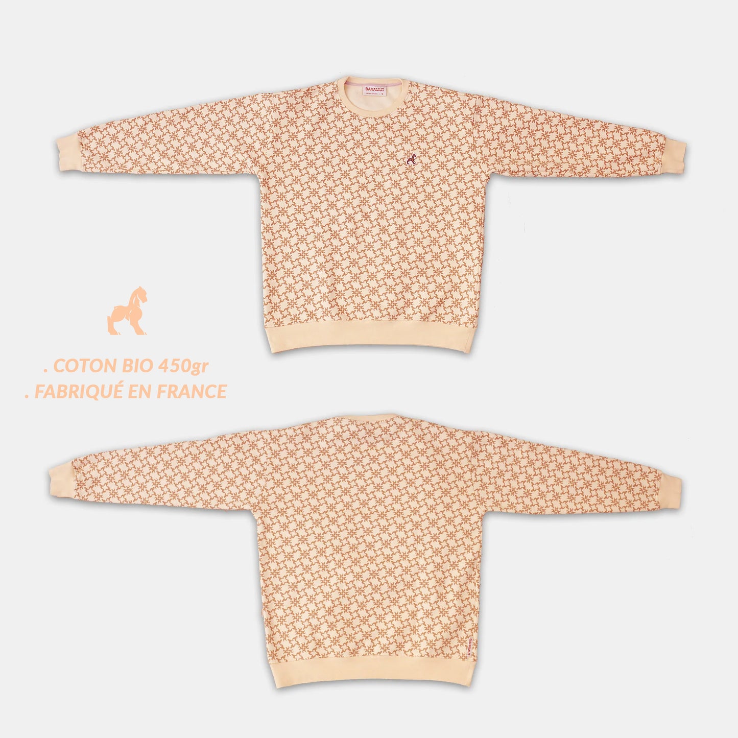 Le Sweat crewneck oversized Base - Overall vu de face et de dos, isolé sur un fond blanc. On peut y voir la coupe dans son ensemble mais aussi la broderie, le tag Bahamut et bien sûr le motif en over all..