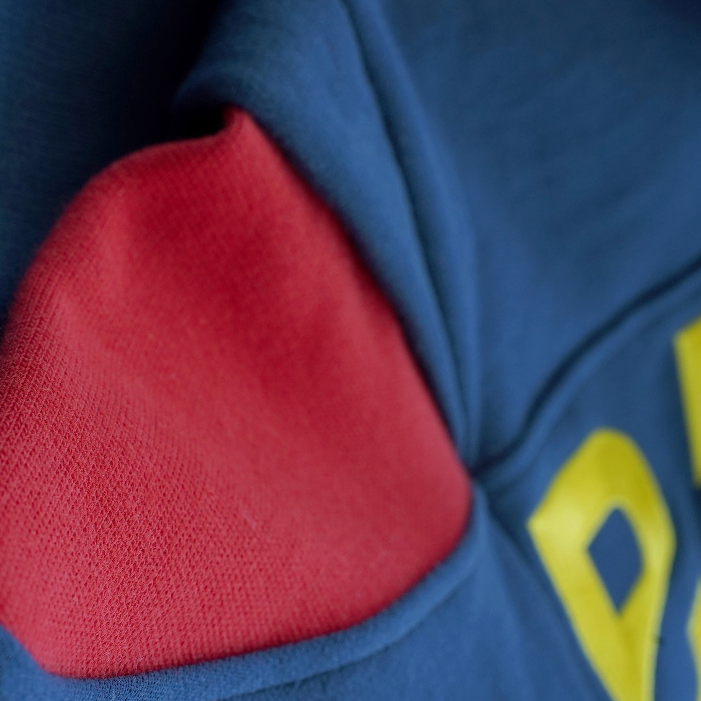 Gros plan sur une épaule du sweat.