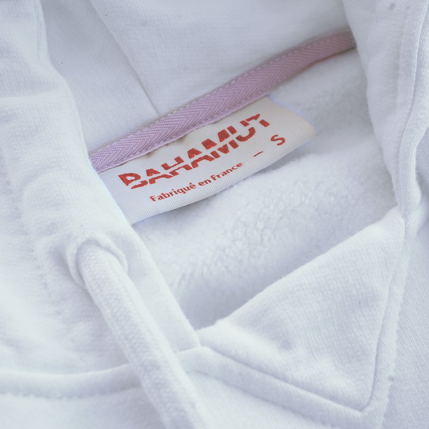 Gros plan sur l'étiquette du hoodie.