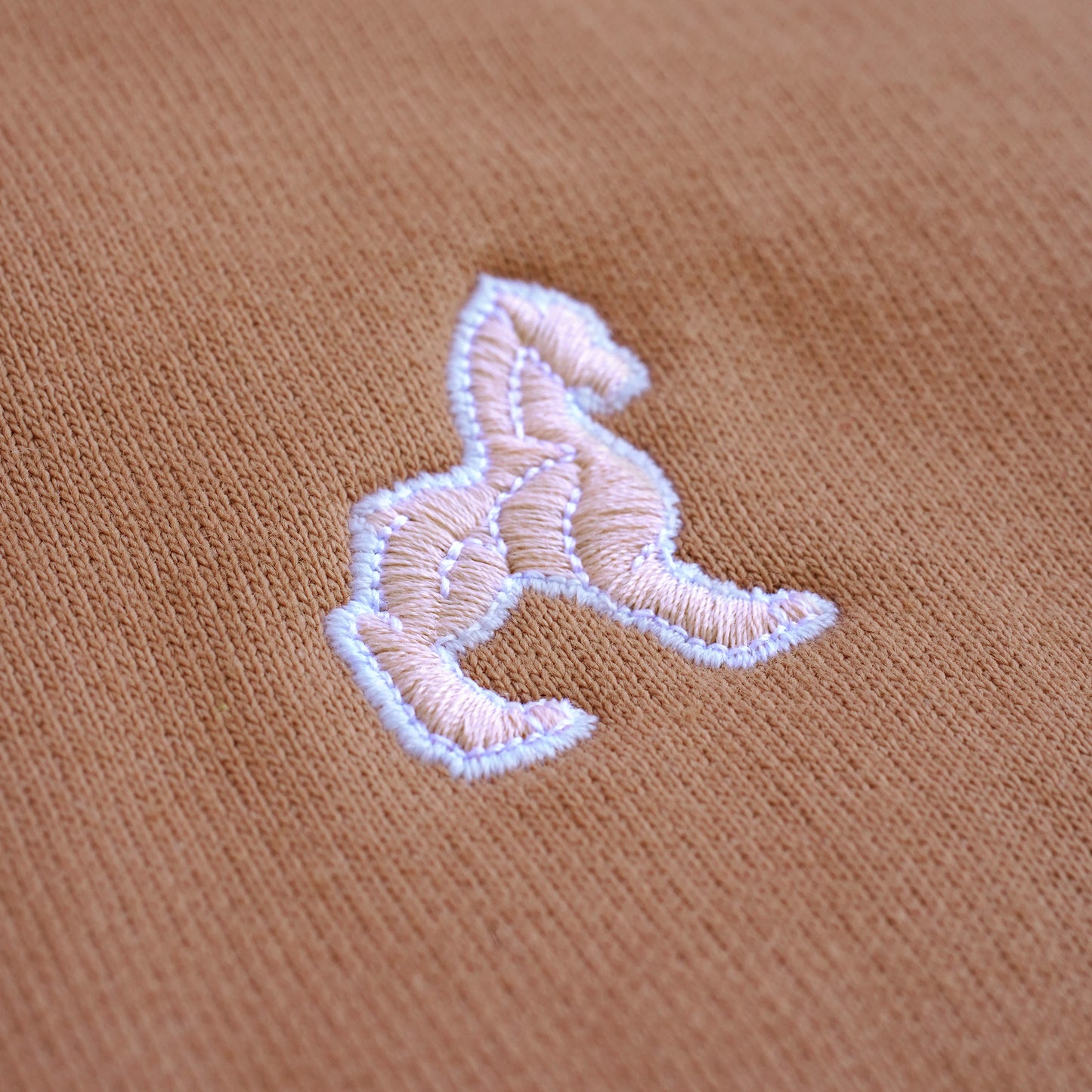 Gros plan sur la broderie du Crewneck oversized Fendu - Choco