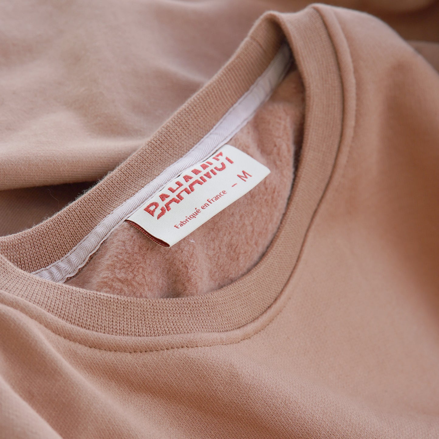 Gros plan sur l'étiquette du sweat.