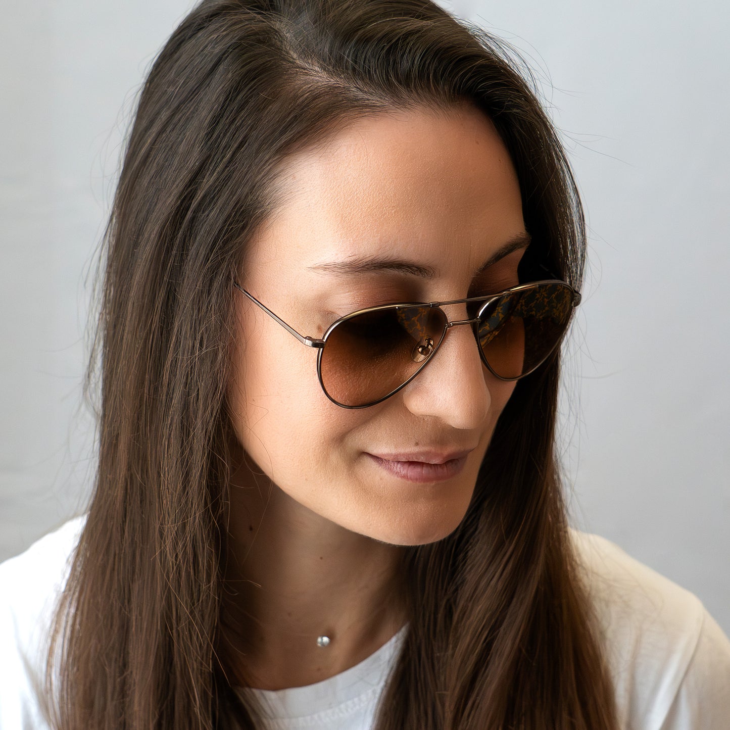 "LES" Aviator, portées par un model féminin vu en plongée..