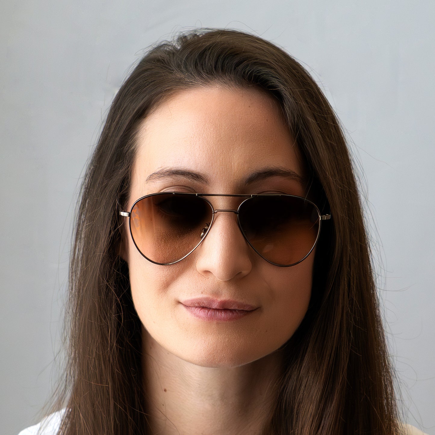 "LES" Aviator, portées par un model féminin vu de face.