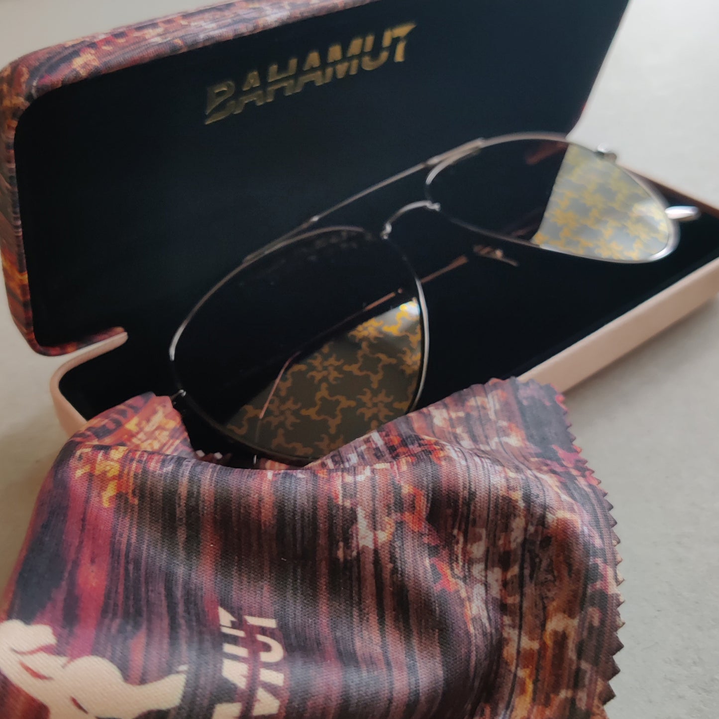 Les lunettes "LES" Aviator dans leur écrin.