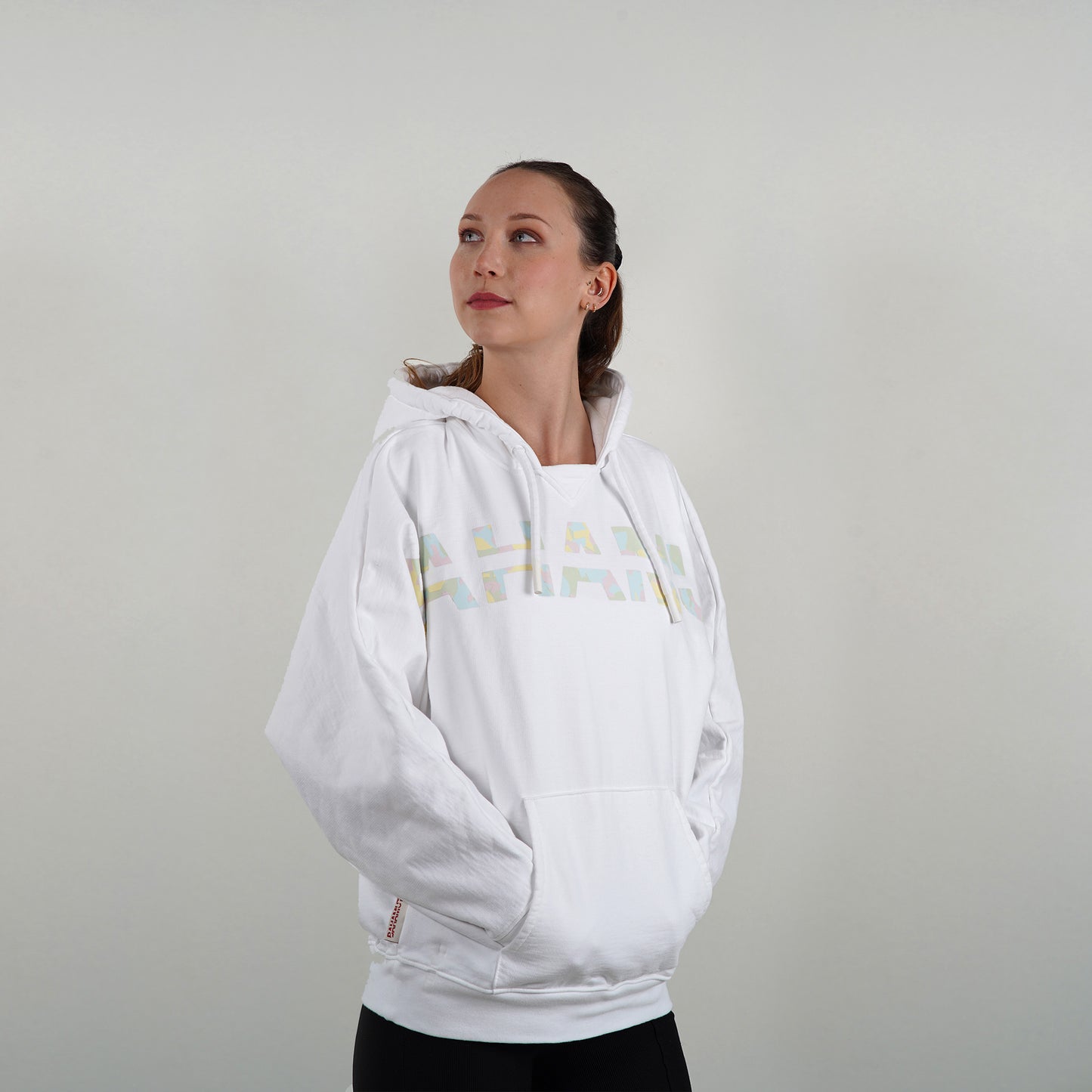 Le sweat est vu porté par un modèle féminin vu de trois quart.
