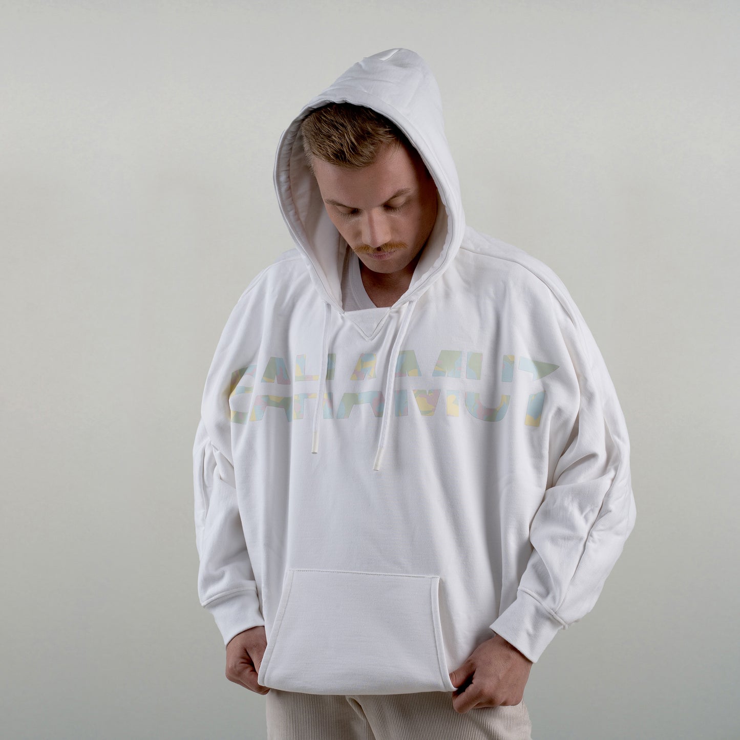 Le sweat est vu porté par un modèle masculin vu de face.