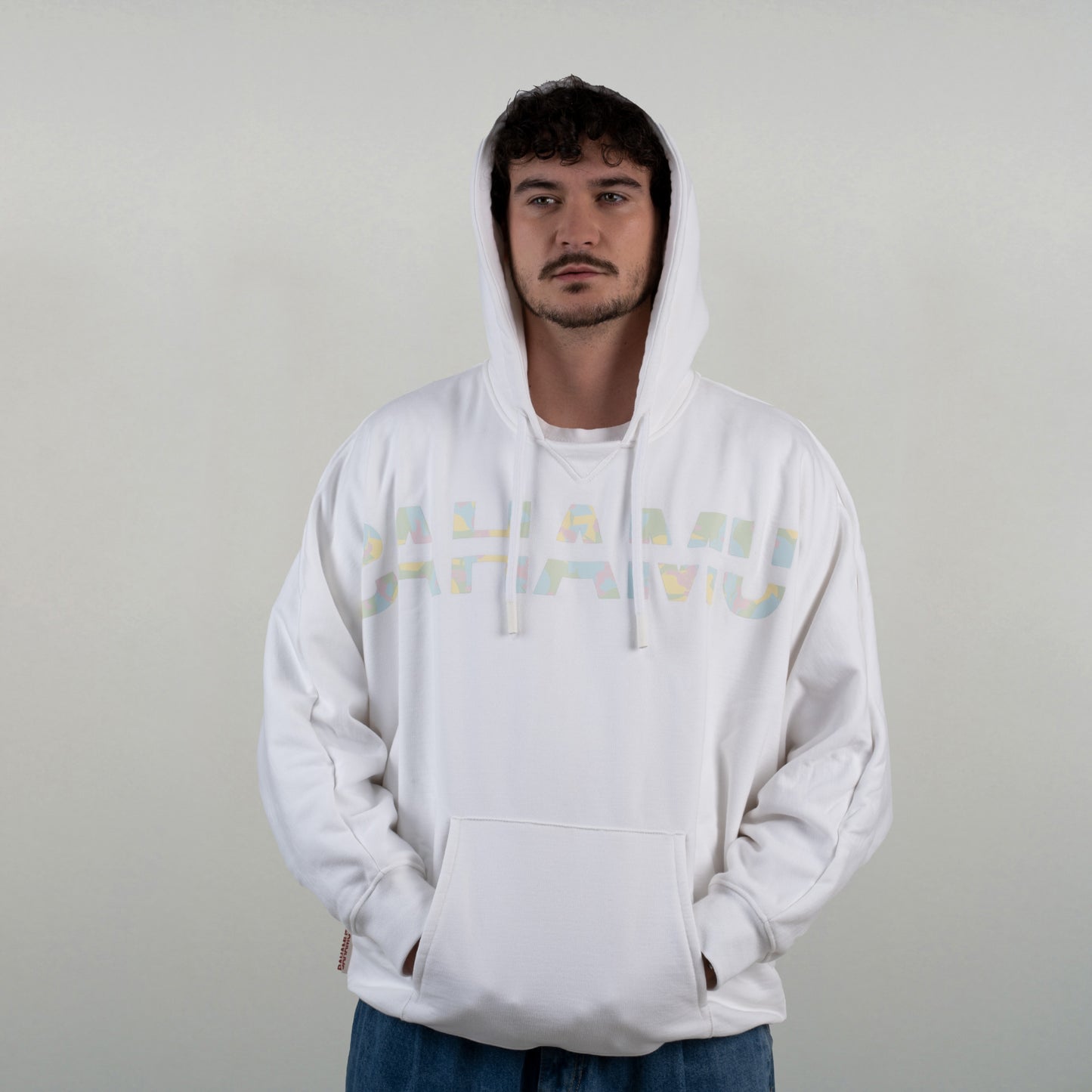 Le sweat est vu porté par un modèle masculin vu de face.