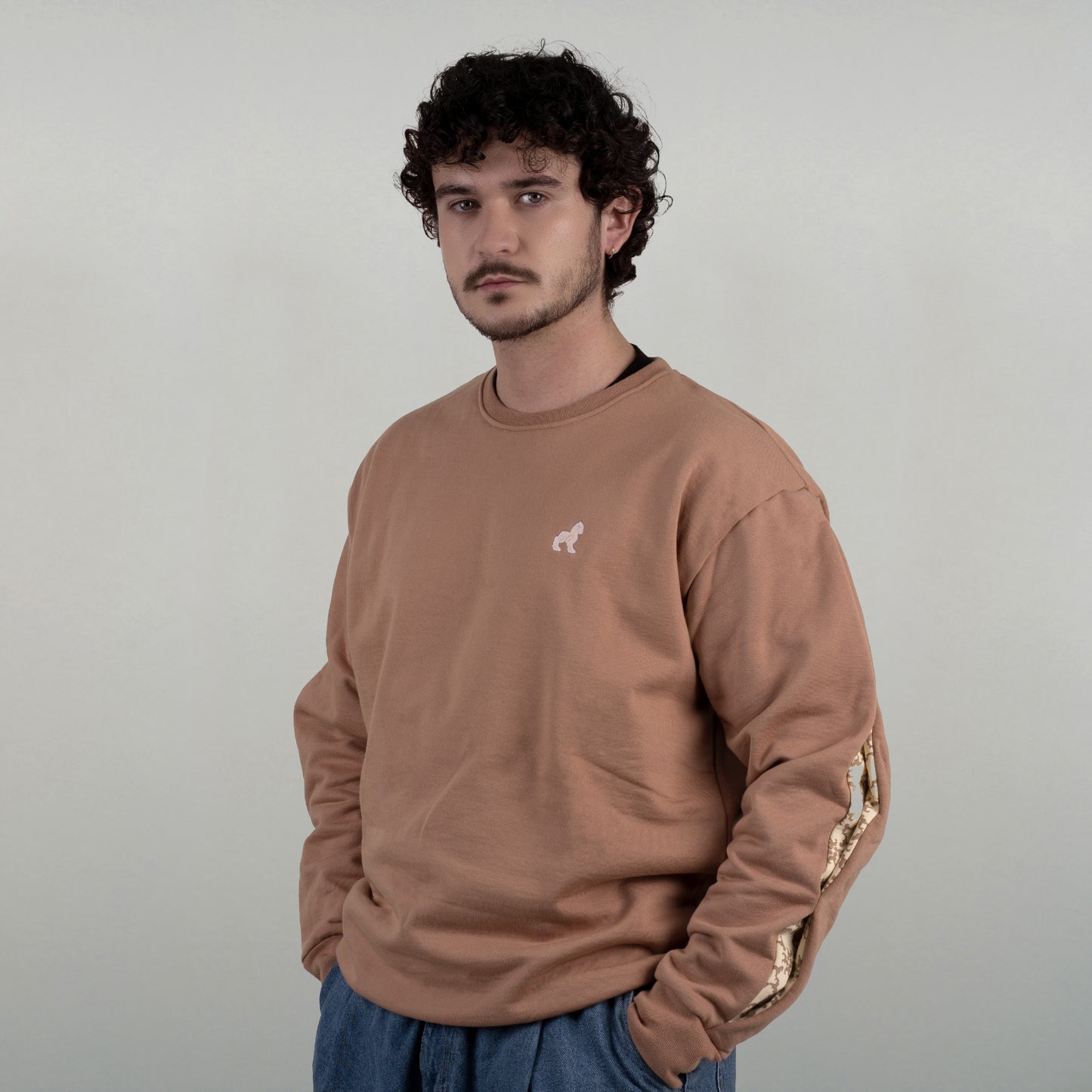 le sweat est vu de 3/4 face, porté par un masculin
