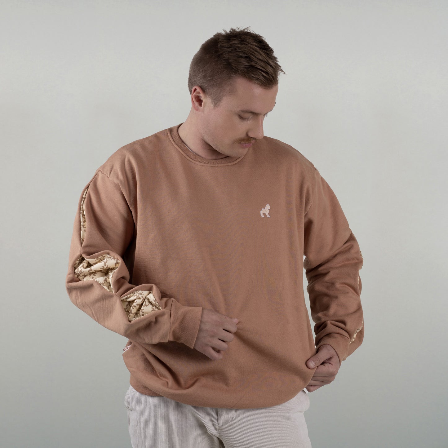 le sweat est vu de face, porté par un model masculin.