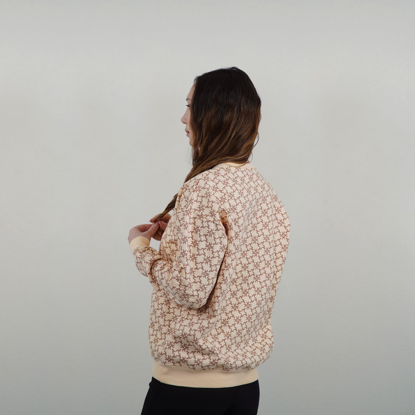 Vue de 3/4 dos du sweatshirt porté par un model féminin.