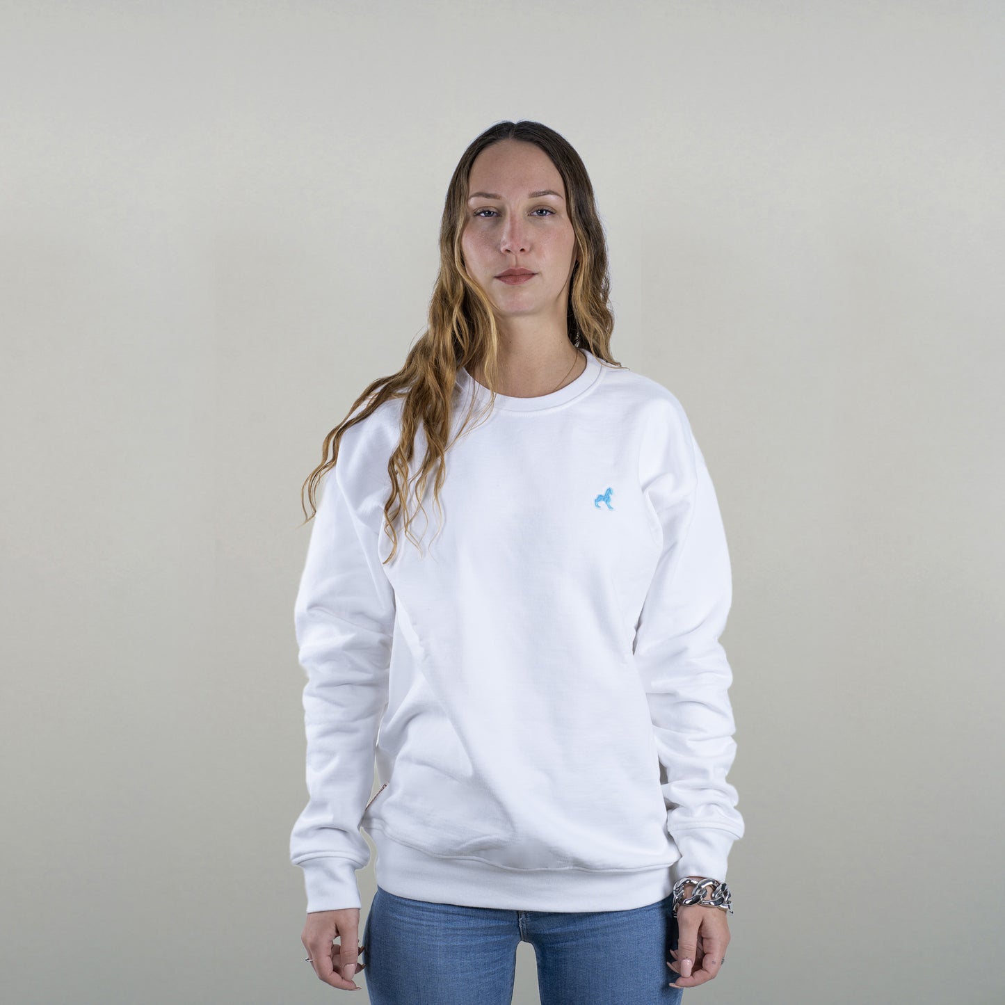 Le sweat Bahamut est vu de face porté par un model féminin.