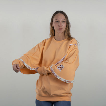 Le sweat est porté par un modèle féminin et vu de face.