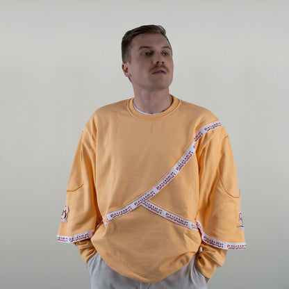 Le sweat est vu porté par un modèle masculin vu de face.